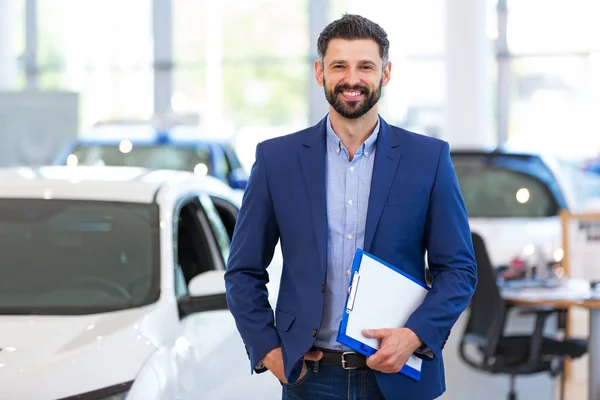 Auto dealerů v showroomu — Stock fotografie