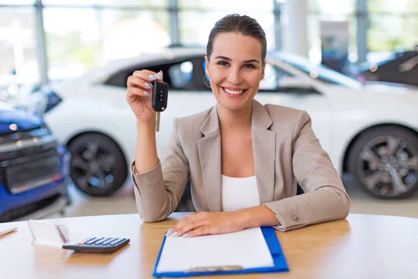 Negociante de carro feminino no showroom — Fotografia de Stock