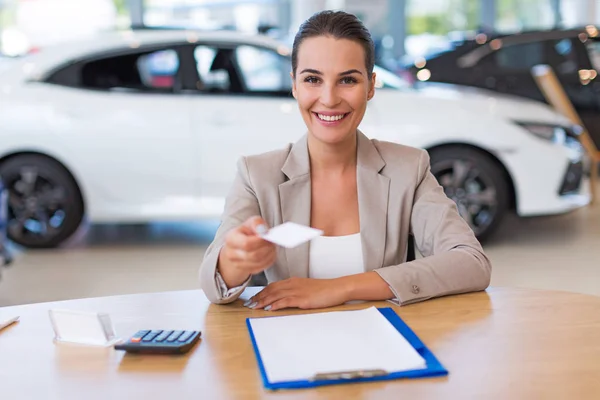 Distribuidor de coches femenino en sala de exposición —  Fotos de Stock