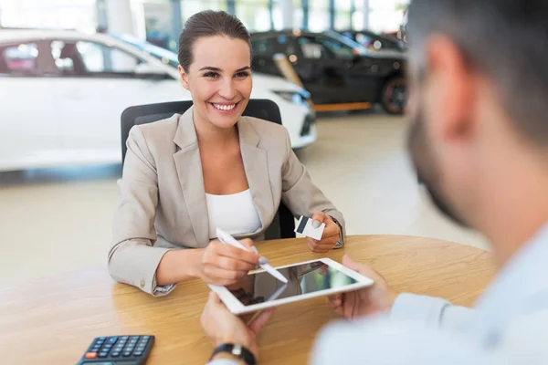 Femme achetant une nouvelle voiture — Photo