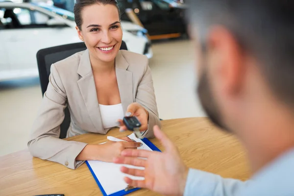 Agente que da la llave del coche al comprador — Foto de Stock