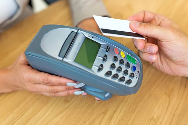Betala via kreditkortsläsare — Stockfoto