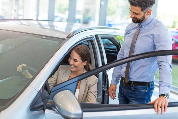 Al concessionario di auto — Foto Stock