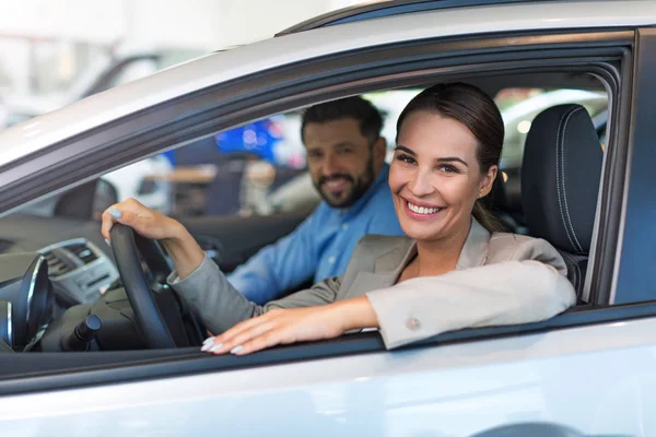 Jeune couple assis dans une voiture — Photo