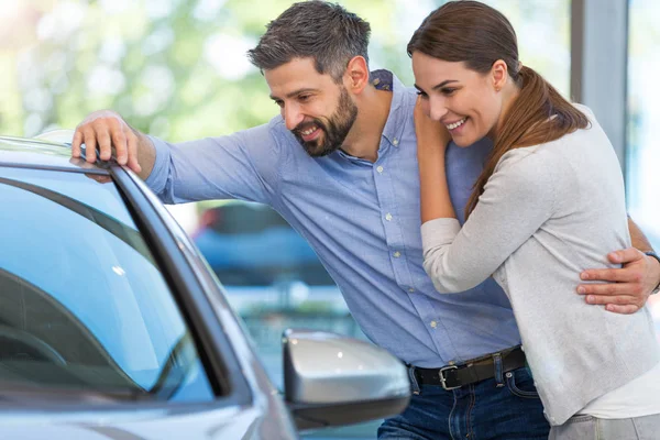 Pareja joven comprando un coche —  Fotos de Stock