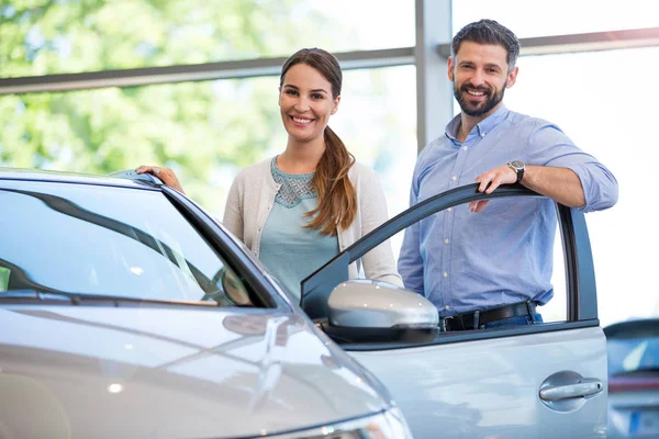 Jeune couple achetant une voiture — Photo