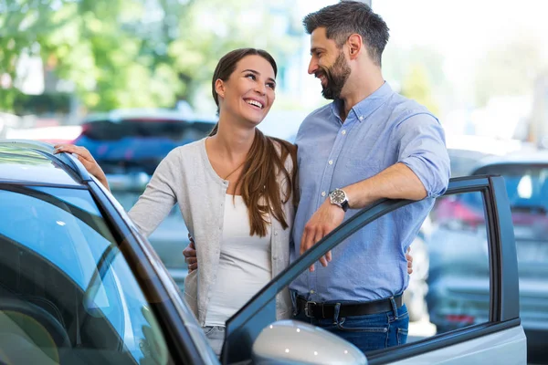 Casal jovem comprando um carro — Fotografia de Stock