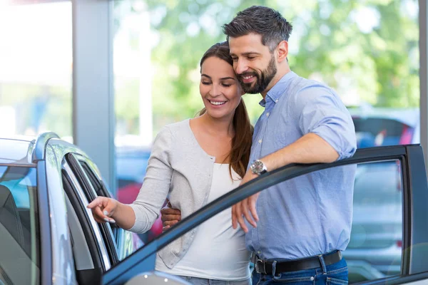 Casal jovem comprando um carro — Fotografia de Stock