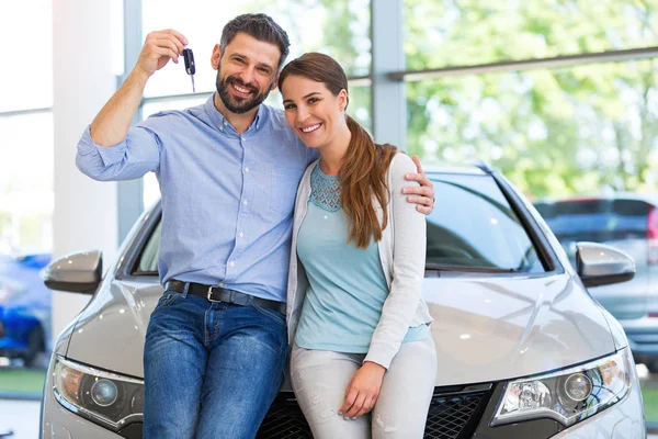 Jeune couple achetant une voiture — Photo