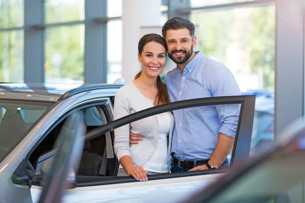 Молодая пара покупает машину Лицензионные Стоковые Фото