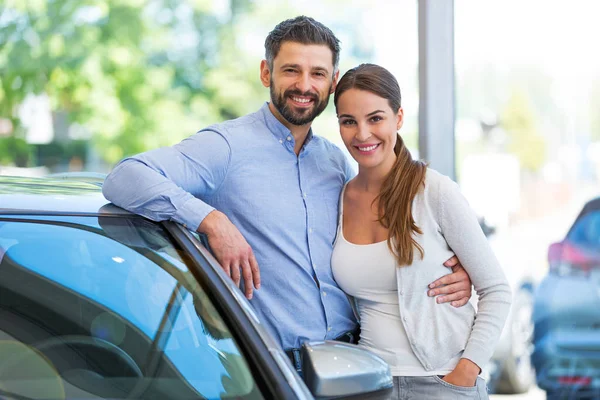 Junges Paar kauft ein Auto — Stockfoto