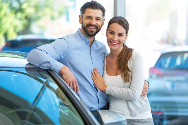 Молодая пара покупает машину — стоковое фото