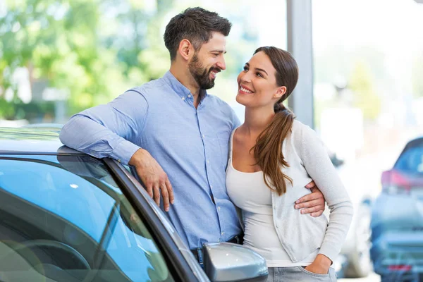 Νεαρό ζευγάρι αγοράζοντας ένα αυτοκίνητο — Φωτογραφία Αρχείου