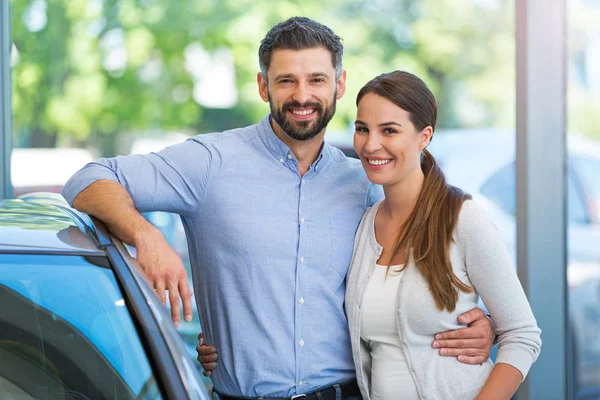 Jeune couple achetant une voiture — Photo