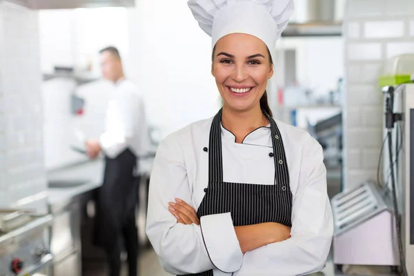Kvinnliga kock i köket — Stockfoto