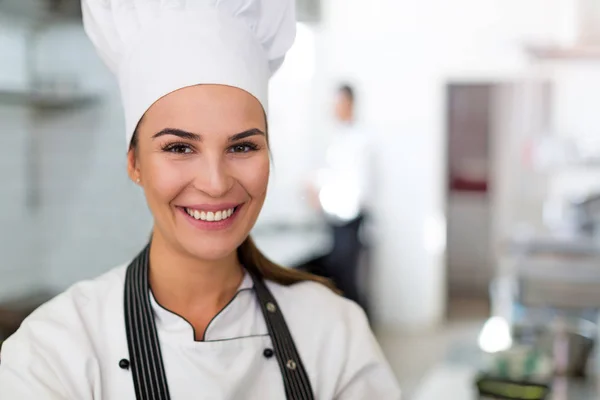 Kvinnliga kock i köket — Stockfoto