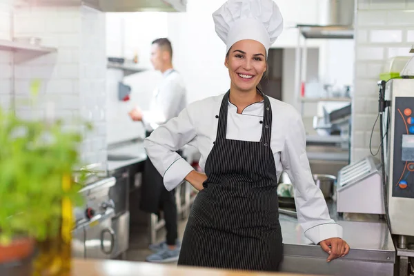 Chef feminino na cozinha — Fotografia de Stock