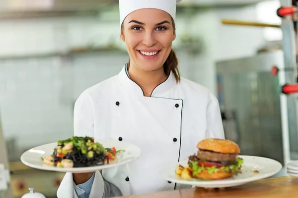 Chef feminino na cozinha — Fotografia de Stock