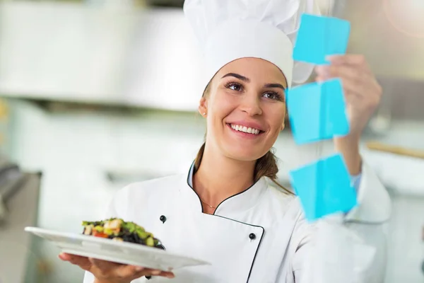 Vrouwelijke chef-kok in de keuken — Stockfoto