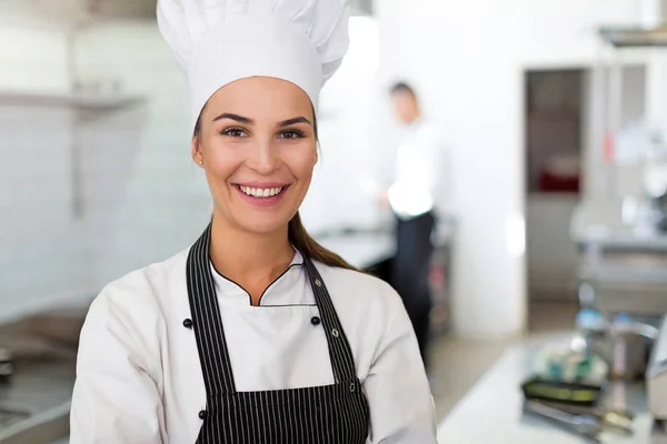 Chef feminino na cozinha — Fotografia de Stock