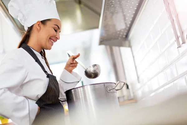 Vrouwelijke chef-kok in de keuken — Stockfoto