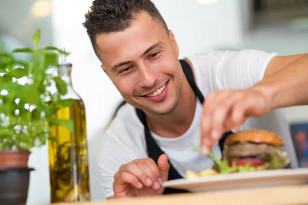 Chef en el trabajo — Foto de Stock