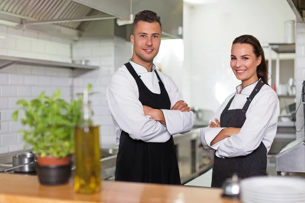 Dois chefs sorridentes na cozinha — Fotografia de Stock