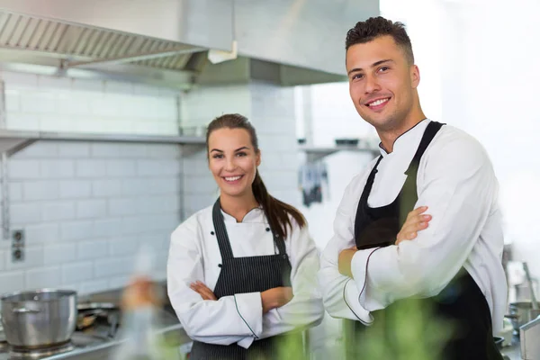 Twee lachende koks in de keuken — Stockfoto