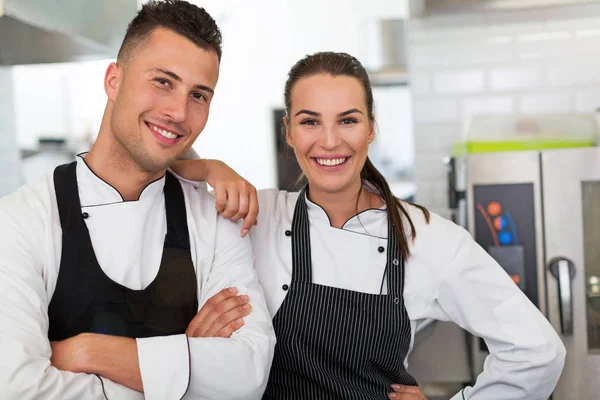 Dos chefs sonrientes en la cocina — Foto de Stock