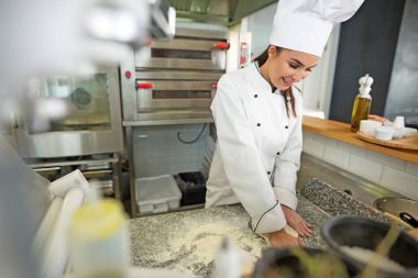 Şef pizza hamur yoğurma