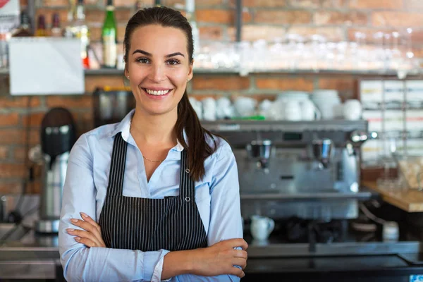 Frau arbeitet im Café — Stockfoto