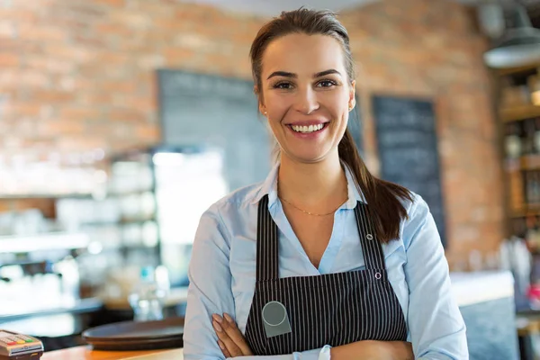 Vrouw werkt in café — Stockfoto