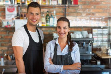 Genç adam ve café'de çalışan kadın