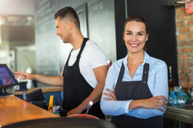 Genç adam ve café'de çalışan kadın
