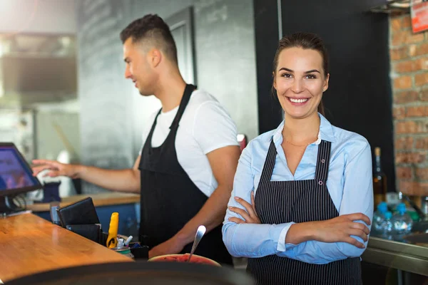 Mladý muž a žena pracující v kavárně — Stock fotografie