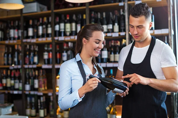 Jonge man en vrouw werken bij café — Stockfoto