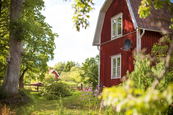 Red wooden cottage in Sweden — Stock Photo, Image