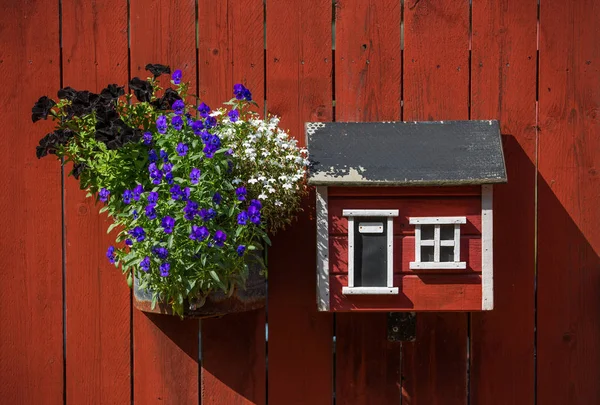 Rode houten huisje in Zweden — Stockfoto