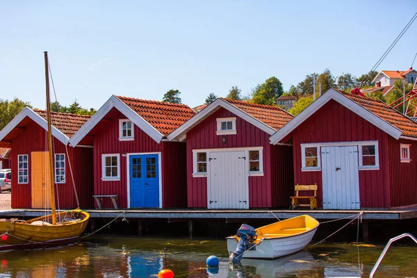 Casas de madeira vermelha em Suecia — Fotografia de Stock