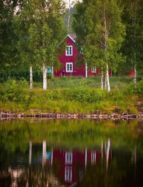 Casa de madeira vermelha na Suécia — Fotografia de Stock