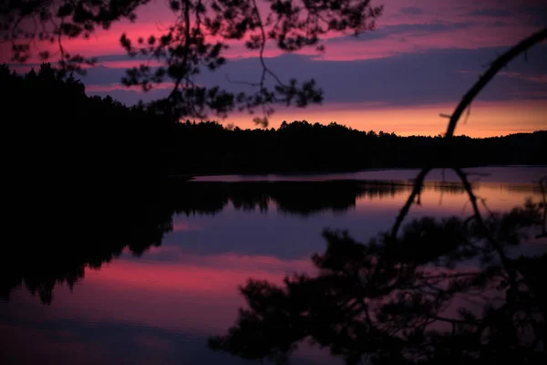 夕暮れ時、フィンランドの湖 ストック写真