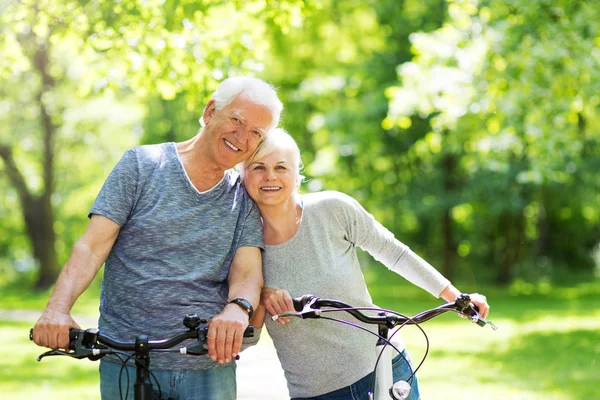 Senior Couple Riding Bikes In Park — Stock Photo, Image