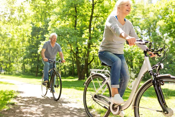 Couple aîné à vélo dans le parc — Photo