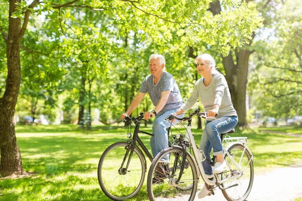 Senior par ridning cyklar i parken — Stockfoto