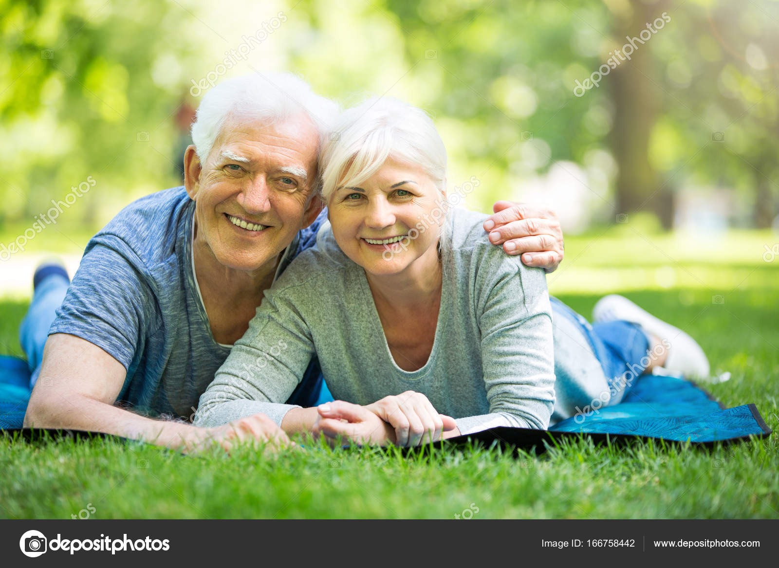 Pareja mayor en park fotografía de