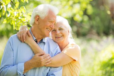 Park 'taki yaşlı çift.