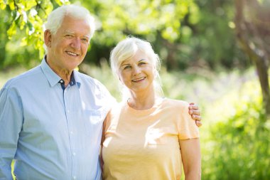 Park 'taki yaşlı çift.