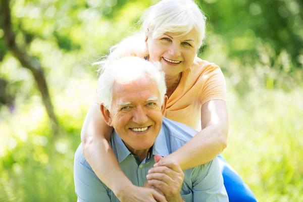 Couple aîné dans le parc — Photo