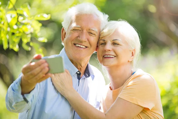 Yaşlı çift selfie çekiyor.
