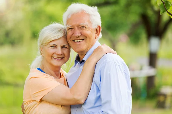 Couple aîné dans le parc — Photo